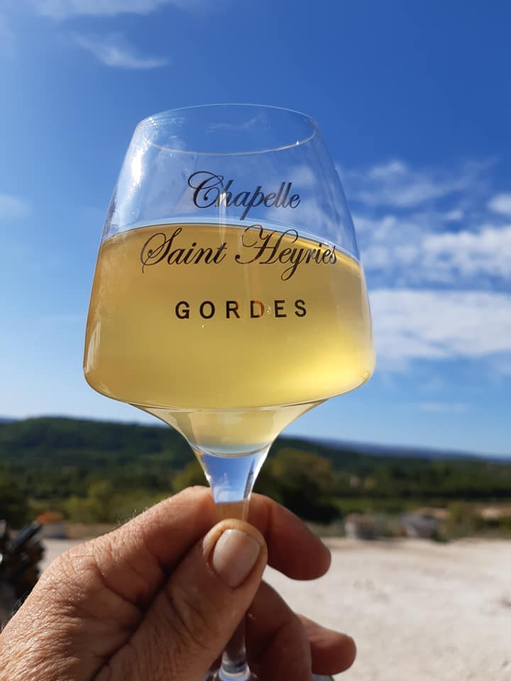 Verre de vin blanc du Ventoux, produit par le Domaine de la Chapelle Saint Heyries dans le Vaucluse (84)